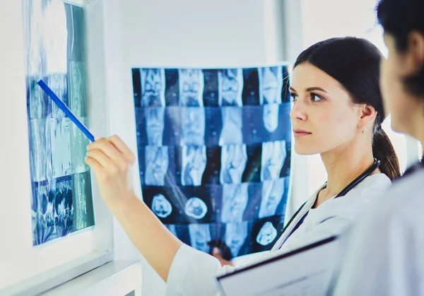 Δύο Γυναίκες Γιατροί Που Δείχνουν Τις Ακτινογραφίες Ένα Νοσοκομείο — Φωτογραφία Αρχείου