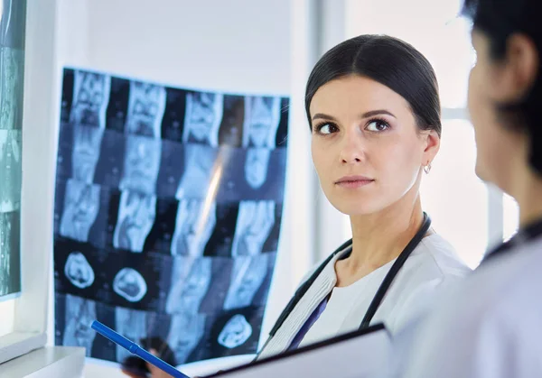 Due Medici Donne Che Discutono Problemi Medici Controllano Radiografie Ospedale — Foto Stock