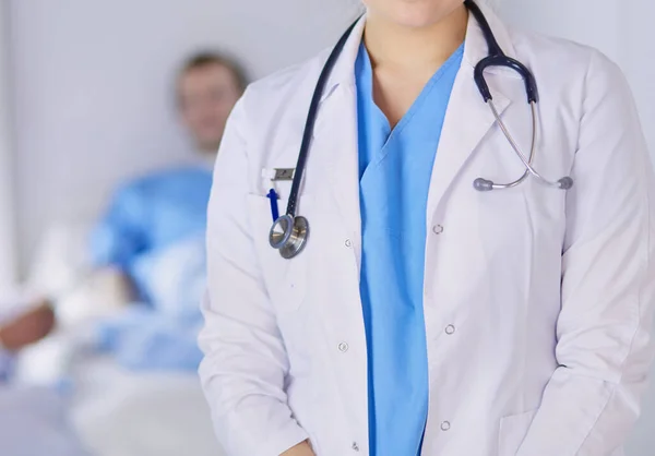 Kvinnlig Läkare Som Använder Surfplatta Sjukhusets Lobby — Stockfoto