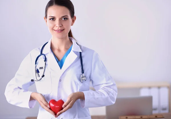 Jovem Médico Segurando Coração Vermelho — Fotografia de Stock