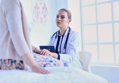 Doktor ve hasta masada otururken bir şey tartışıyorlar. İlaç ve sağlık hizmetleri kavramı.