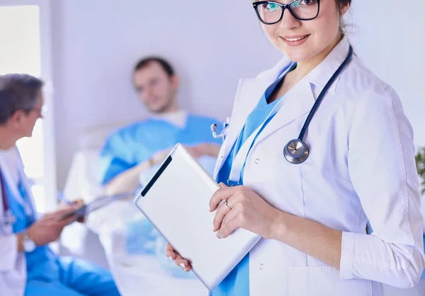 Médico Femenino Usando Tableta Vestíbulo Del Hospital —  Fotos de Stock