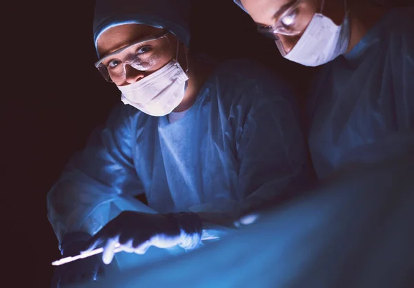 Команда Врачей Хирургии Тёмном Фоне — стоковое фото