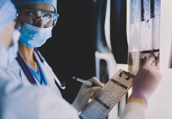 Two Female Women Medical Doctors Looking Rays Hospital — Stock Photo, Image