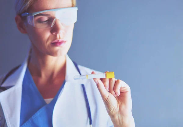 Female Medical Research Scientist Doctor Using Looking Test Tube Clear — Stock Photo, Image