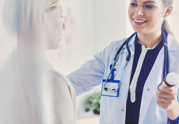 Doctor Paciente Discutiendo Algo Mientras Están Sentados Mesa Concepto Medicina — Foto de Stock