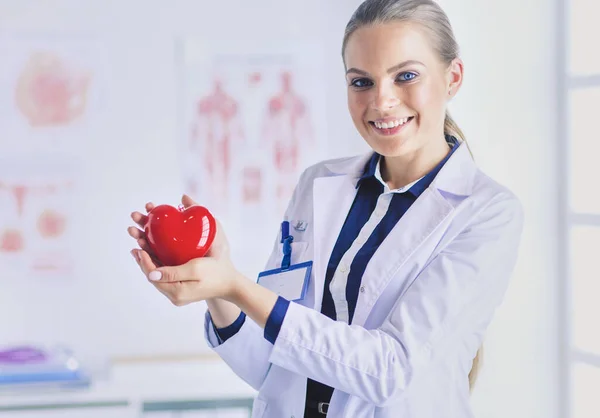 Médico Con Estetoscopio Examinando Corazón Rojo Aislado Sobre Fondo Blanco — Foto de Stock