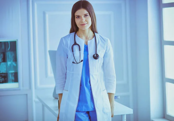 Γυναίκα Γιατρός Στέκεται Στηθοσκόπιο Στο Νοσοκομείο — Φωτογραφία Αρχείου