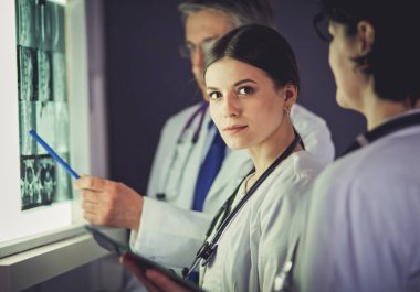 Bir grup doktor hastanede röntgenlere bakıyor.