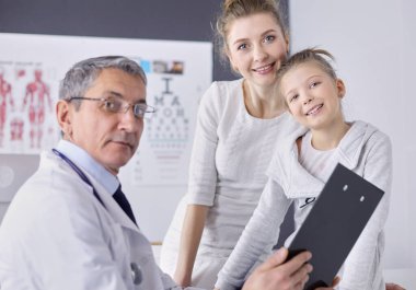 Annesiyle birlikte küçük bir kız danışmanlık için doktora gitmiş..