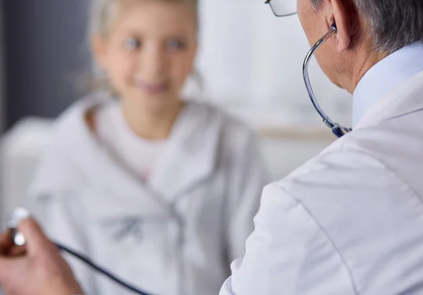 Девушка Доктор Стетоскопом Слушают Сердцебиение — стоковое фото