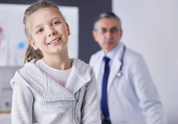 Retrato Una Linda Niña Médico Hospital —  Fotos de Stock