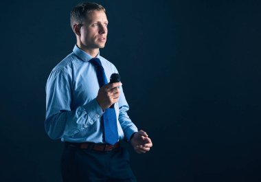 İş adamı konuşması, konferans salonunda mikrofonla konuşmak..