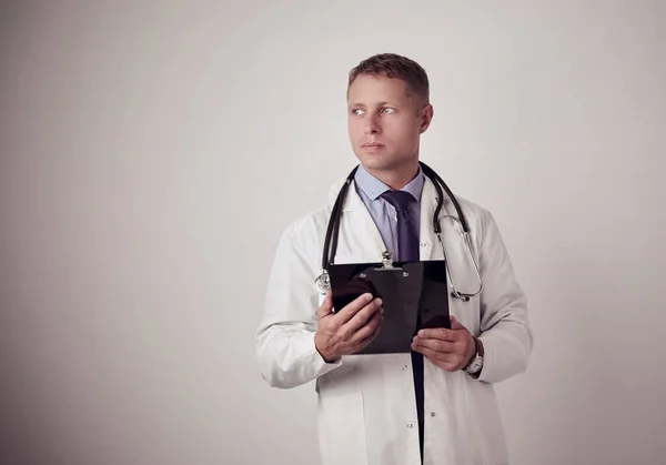 Médecin Homme Debout Avec Dossier Isolé Sur Fond Blanc — Photo