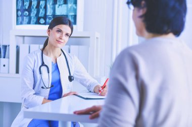 Hastanede tıbbi danışmanlık. Doktor bir hastanın sorunlarını dinliyor.