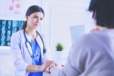 Doktor, hastanedeki Asyalı bayana göz kulak ol.