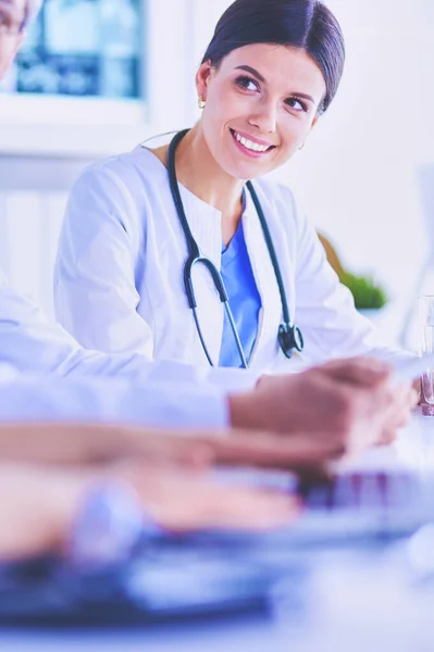 Lächelnde Ärztin Mit Einem Laptop Die Mit Ihren Kollegen Einem — Stockfoto