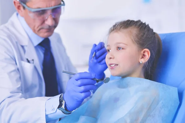 Niña Sentada Consultorio Dentistas — Foto de Stock