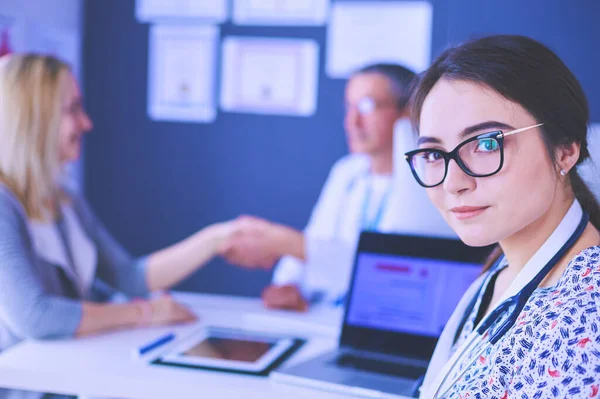 Doctor Patient Discussing Something While Sitting Table Medicine Health Care — Stock Photo, Image