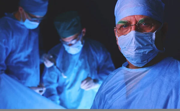 Grupo Cirurgiões Trabalho Sala Operações Tonificada Azul Equipe Médica Realizando — Fotografia de Stock