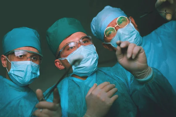 Grupo Cirujanos Trabajando Quirófano Tonificado Azul Equipo Médico Realizando Operación —  Fotos de Stock