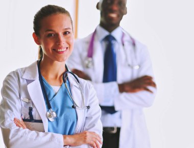 İçerde üniforması olan gülümseyen bir kadın doktor.