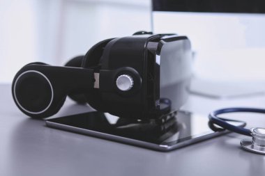 Bilgisayarlı sanal gerçeklik gözlükleri. İş. 3D teknoloji.