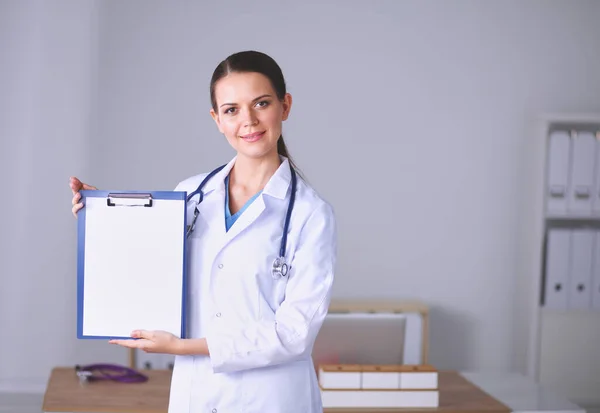 Dottoressa Sorridente Con Una Cartella Uniforme Piedi Sorridente Medico Femminile — Foto Stock