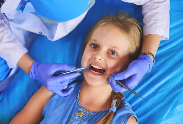 Niña Sentada Consultorio Dentistas — Foto de Stock