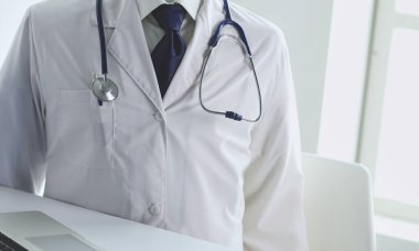 Hastanede bilgisayar başında çalışan doktorlar.