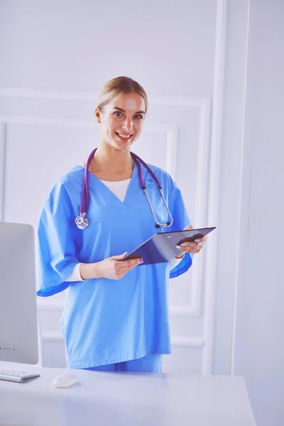 Usmívající Doktorka Složkou Uniformě Stojící — Stock fotografie