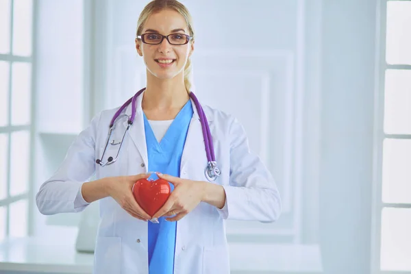 Médica Com Estetoscópio Segurando Coração — Fotografia de Stock