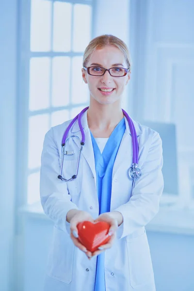 Médico Com Estetoscópio Segurando Coração Isolado Fundo Branco — Fotografia de Stock