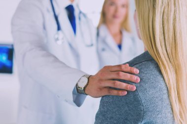 Yakışıklı erkek doktor, muayenehanesinde kısırlık konusunda bir çifte danışmanlık yapıyor..