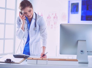 Ofisinde ciddi bir doktor var..