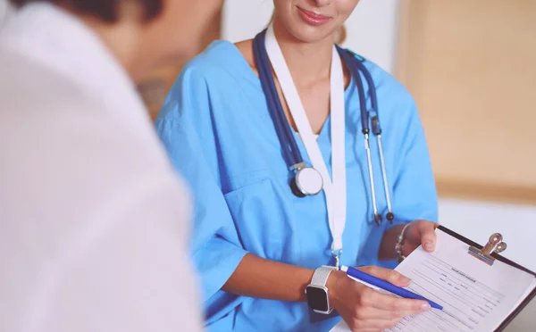 Vrouwelijke Patiënt Arts Hebben Consult Ziekenhuiskamer — Stockfoto
