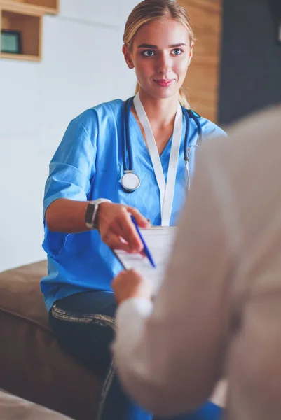 Arzt Und Patient Diskutieren Etwas Während Sie Tisch Sitzen Medizin — Stockfoto