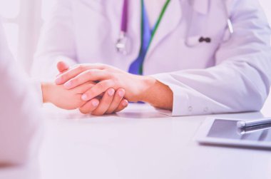yakın çekim, stetoskop ve kağıt üzerinde arka plan doktor ve hasta el,