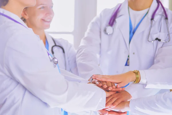 Γιατροί Και Νοσοκόμες Στοιβάζουν Χέρια Τους Απομονωμένα Λευκό — Φωτογραφία Αρχείου