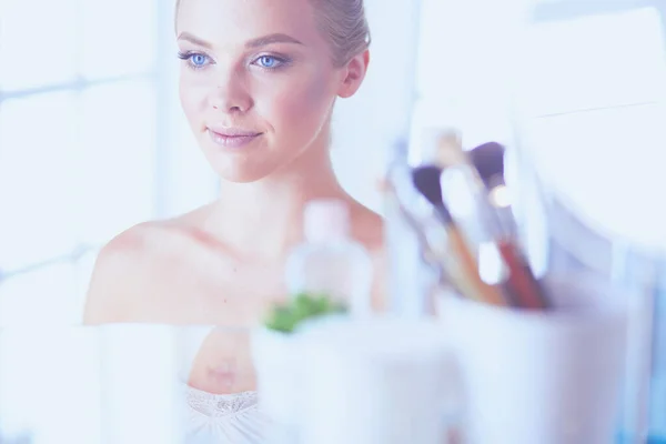 Jonge Vrouw Badjas Zoek Badkamer Spiegel — Stockfoto