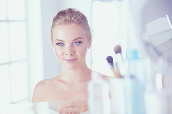 Giovane Donna Accappatoio Guardando Nello Specchio Del Bagno — Foto Stock