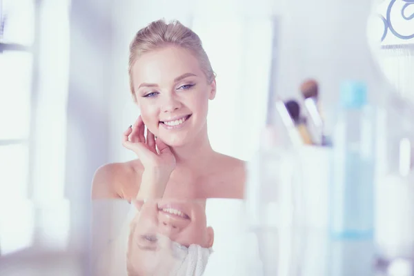 Giovane Donna Accappatoio Guardando Nello Specchio Del Bagno — Foto Stock