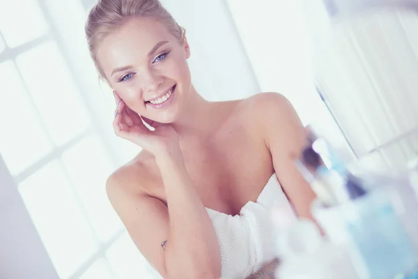 Giovane Donna Accappatoio Guardando Nello Specchio Del Bagno — Foto Stock