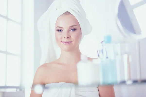 Mujer Joven Albornoz Mirando Espejo Del Baño —  Fotos de Stock
