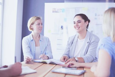 Masada kitaplarla çalışan gençler. Güzel kadınlar ve erkekler birlikte çalışıyor.