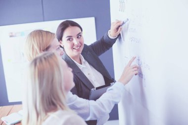 İş, eğitim ve ofis konsepti - yönetim kurulu ile iş ekibi bir şey tartışıyor