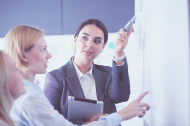İş, eğitim ve ofis konsepti - yönetim kurulu ile iş ekibi bir şey tartışıyor
