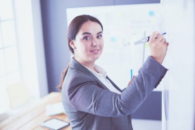 İş, eğitim ve ofis konsepti - yönetim kurulu ile iş ekibi bir şey tartışıyor