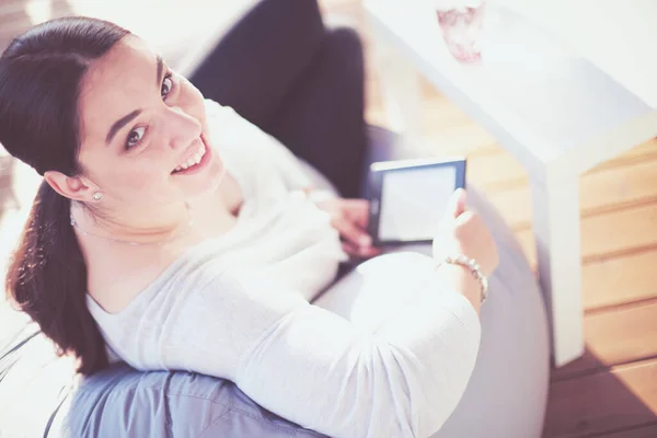 Touchpad Ile Kanepede Oturan Gülümseyen Genç Kadın — Stok fotoğraf