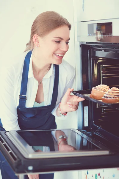 Mujer Cocinero Celebración Plato Con Productos Horneados Caseros — Foto de Stock